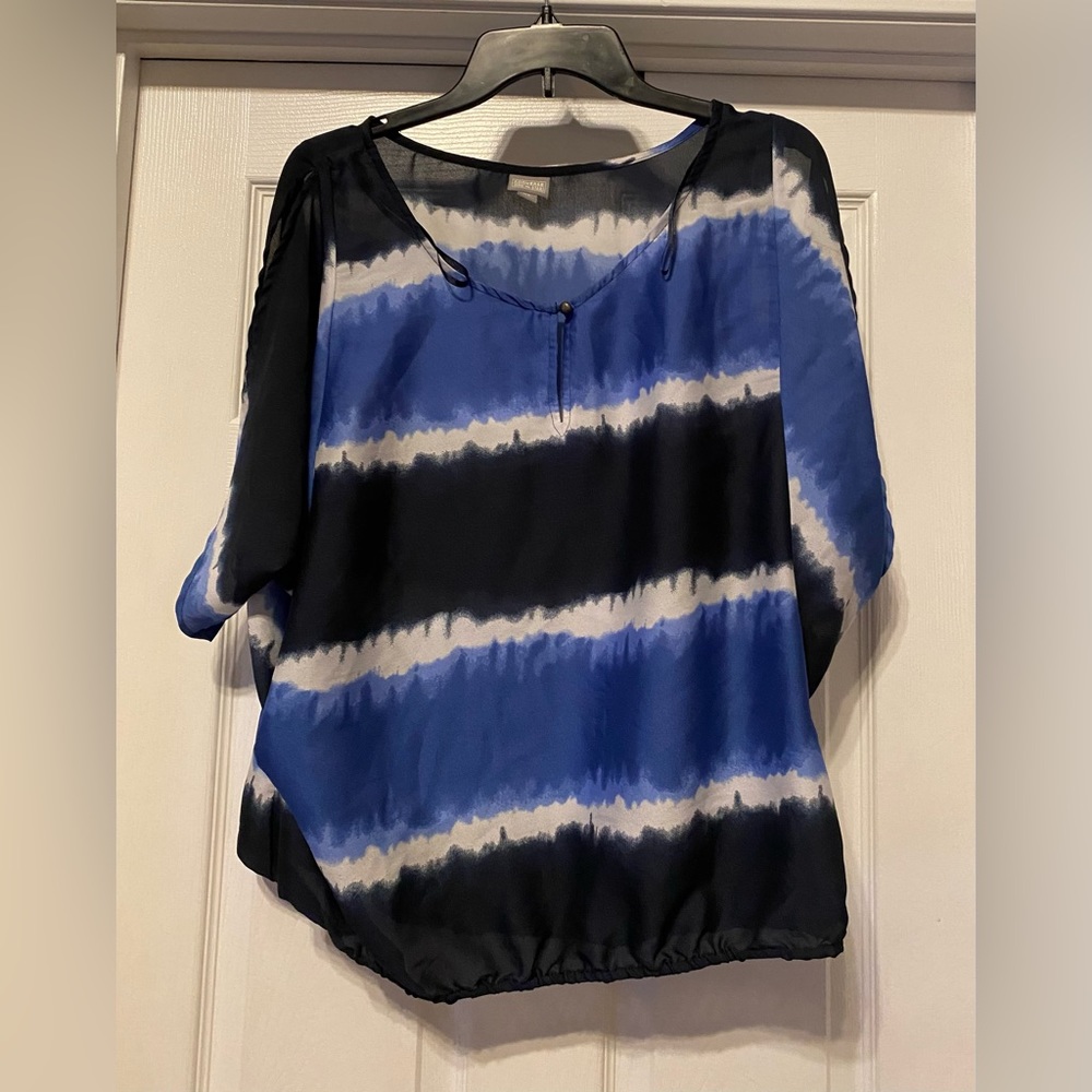 Converse ladies cold shoulder blouse is a size XL.